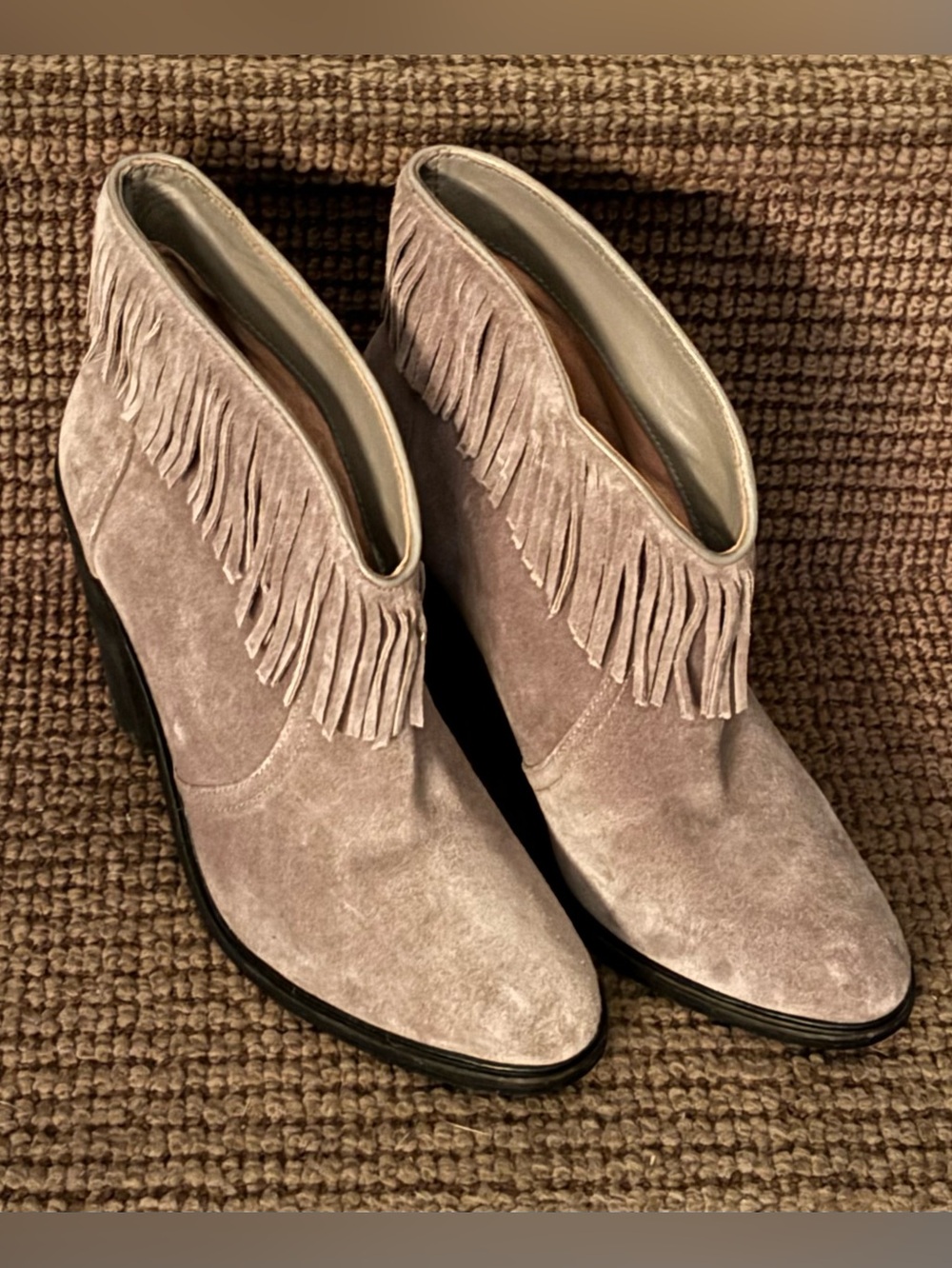 women’s Joie Loren tan suede fringe ankle booties w/ block heel - size 7.5